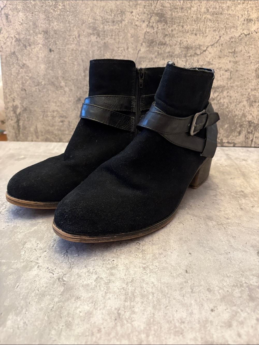 White Mountain women’s size 10 Black Suede leather ankle boots